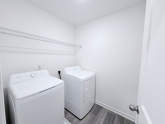 Building Photo - 522 Red Dragon Dr