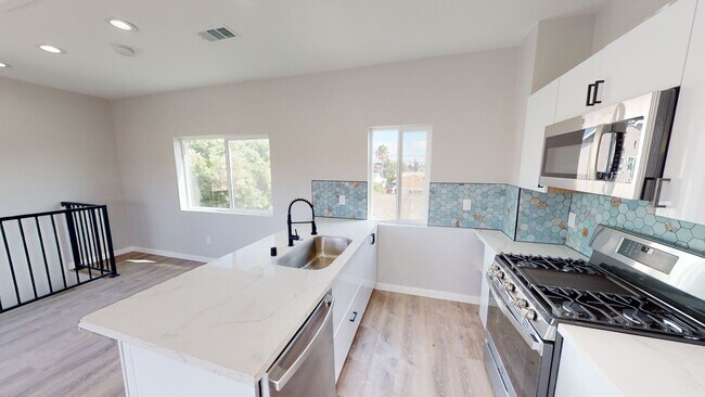 Building Photo - Modern 4 Bed 2 Bath House on Mary Lane!! (...