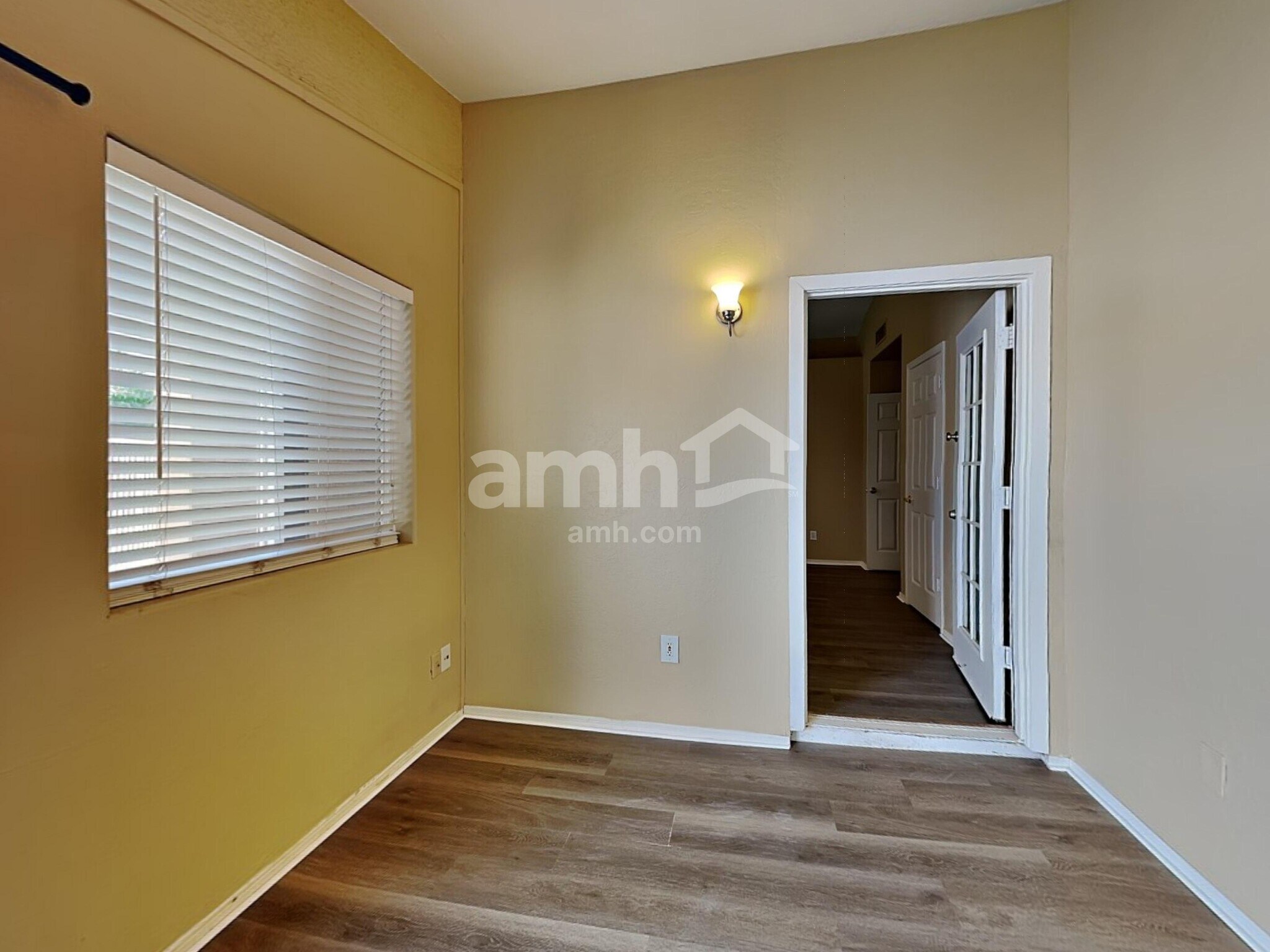 Building Photo - 1925 E Palomino Dr