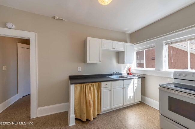 Building Photo - 117 E 4th St