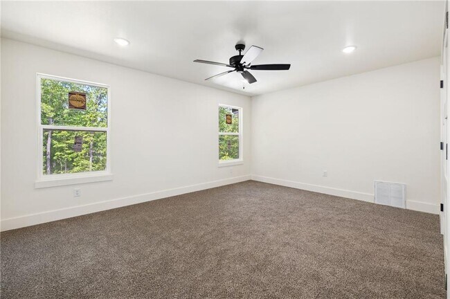 Building Photo - 4 Leven Ln