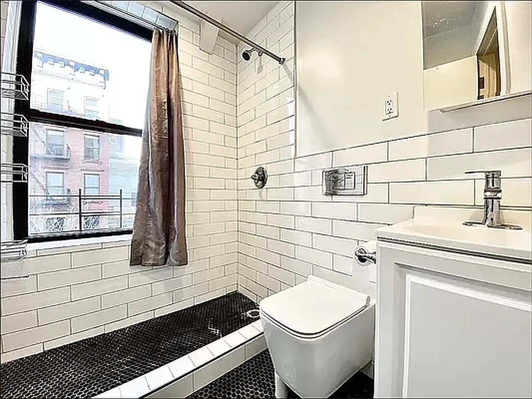 Building Photo - 406 W 39th St