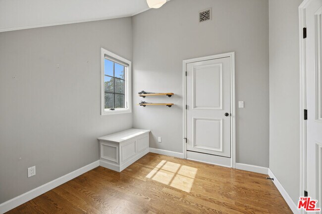 Building Photo - 4316 N Clybourn Ave