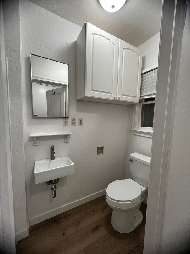 Building Photo - 800 N West St