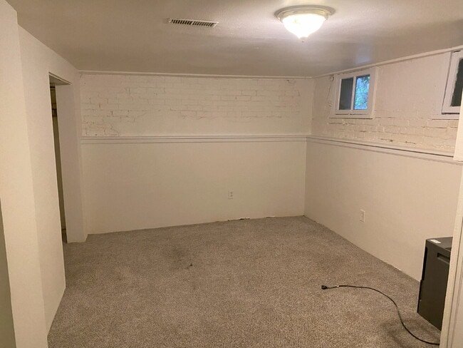 Building Photo - "Charming 2-Bedroom Haven in the Heart of ...