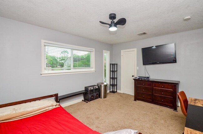 Building Photo - 4315 Fernwood Dr