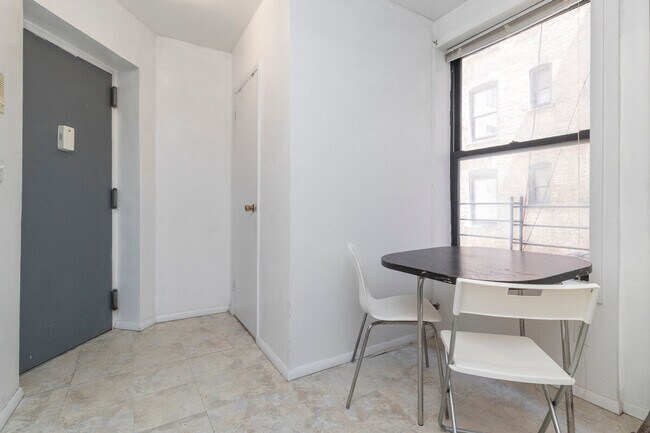 Building Photo - 316 E 96th St