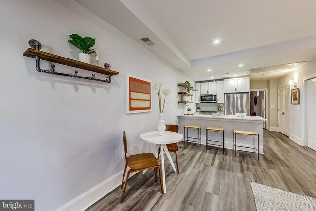 Building Photo - 819 D St NE