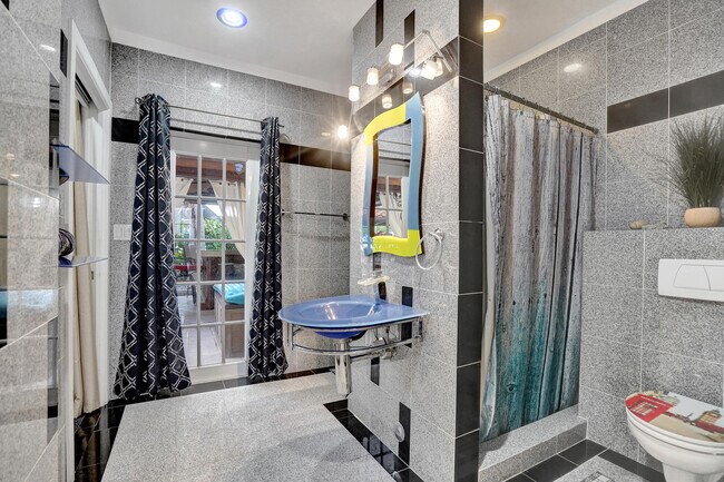 Building Photo - 600 Circle Dr