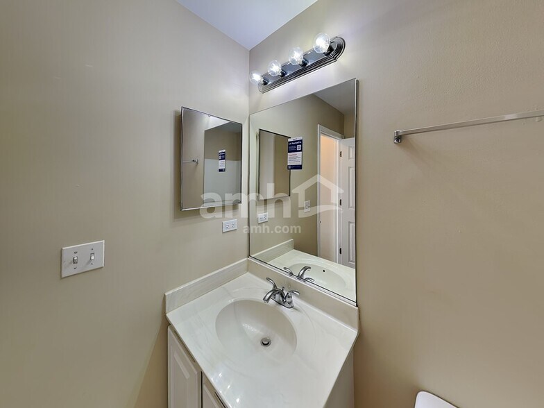 Building Photo - 2828 Sun Valley Dr