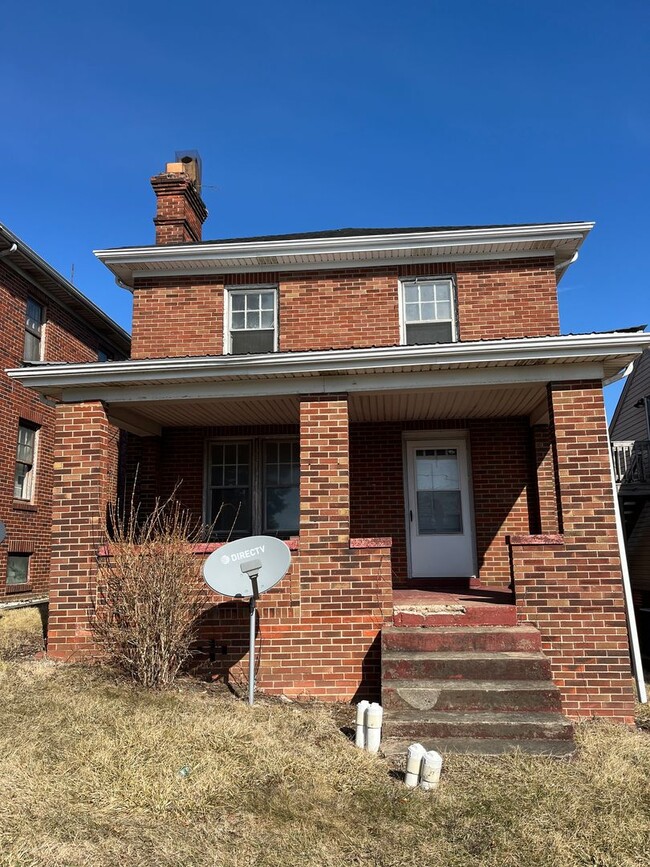 Primary Photo - Three Bedroom House w Detached Garage