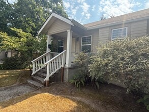 Building Photo - Charming 2BR/1BA Campus House