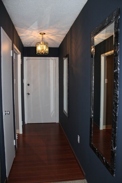 Unit Foyer - 1100 Erie Ave