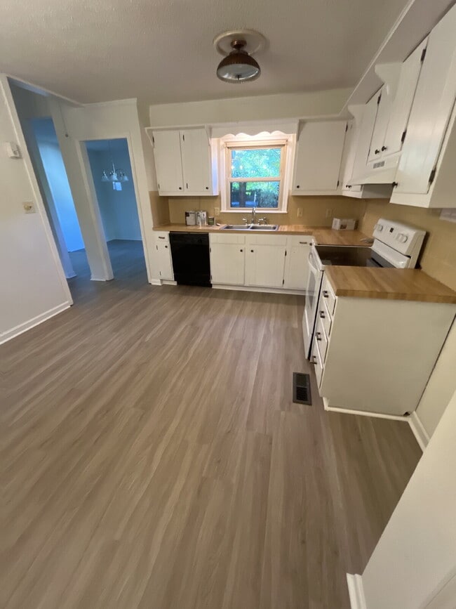 Building Photo - Location is Everything! Close to Downtown ...