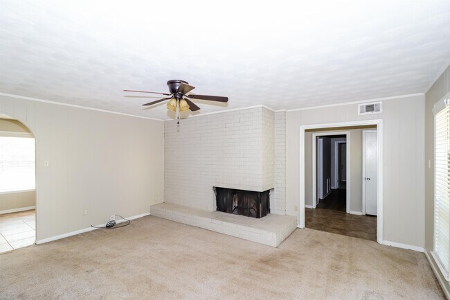 Building Photo - 3256 Bluemont Dr