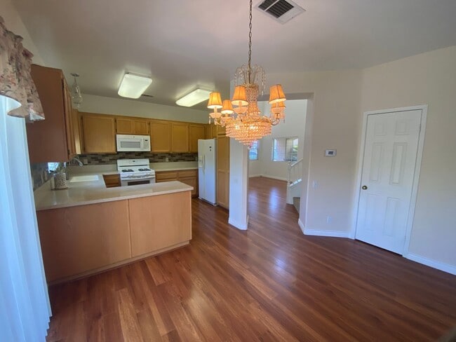 Building Photo - 2 Story 4 bed, 2 1/2 bath home in Simi Valley!