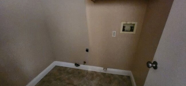 Building Photo - Wonderful 3 Bedroom 2.5 Bathroom Home in E...