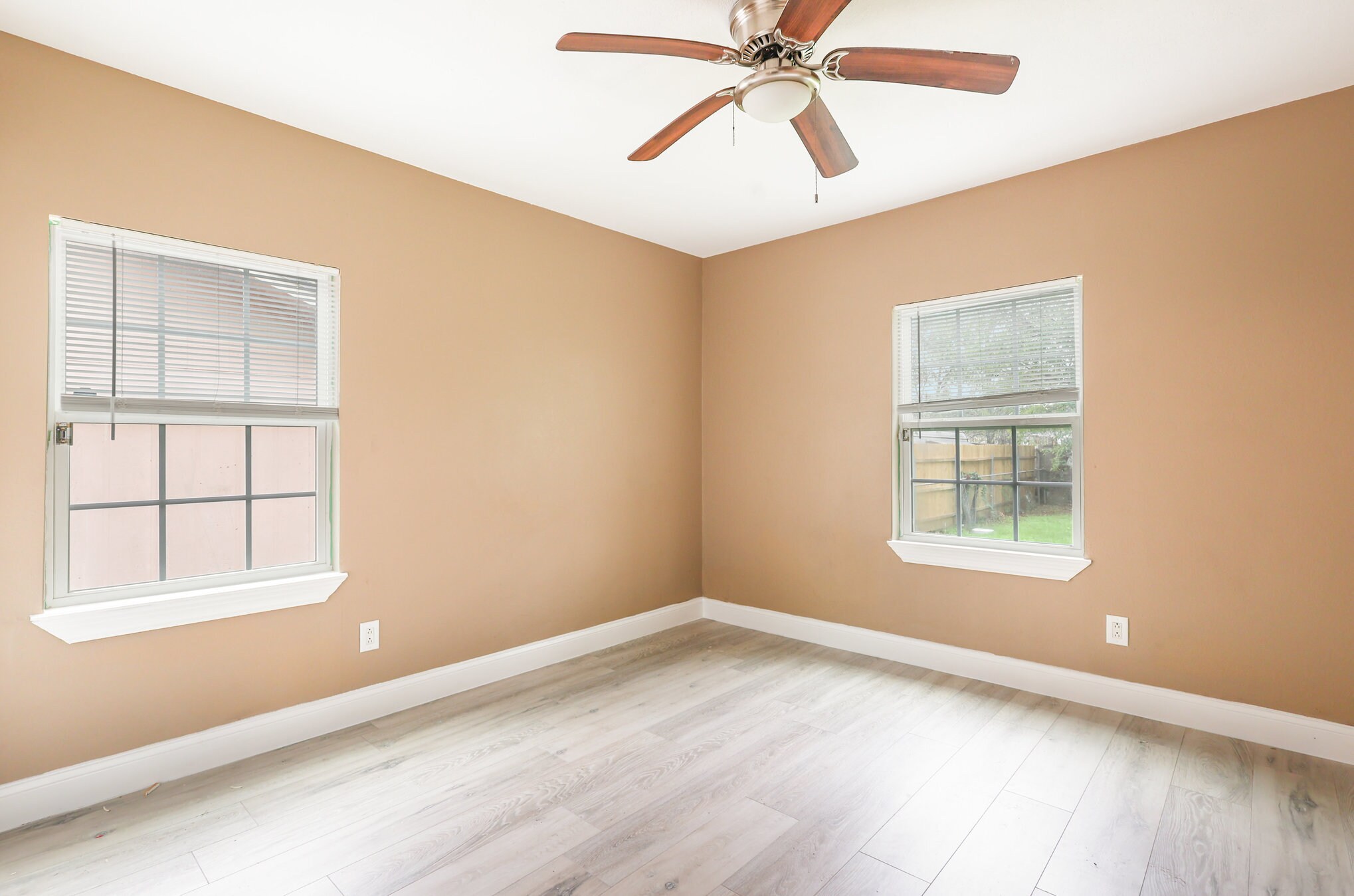 Building Photo - 517 Thompson St