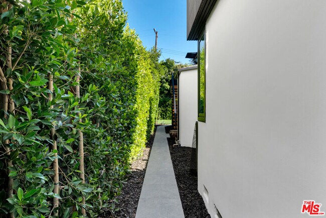 Building Photo - 418 N Bowling Green Way