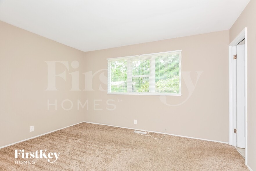 Building Photo - 2415 Greenbriar Dr