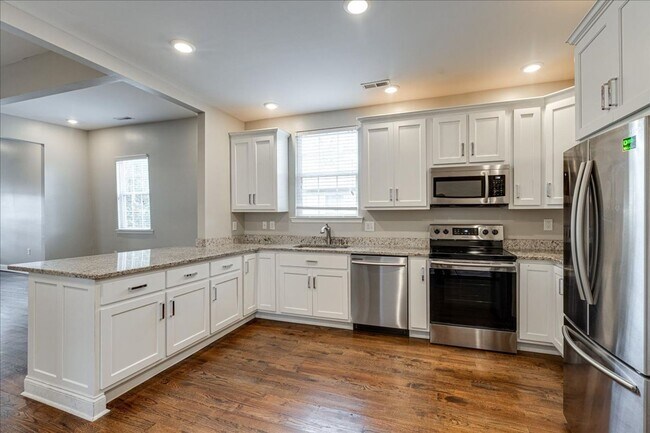 Building Photo - Charming 1920 renovated home!