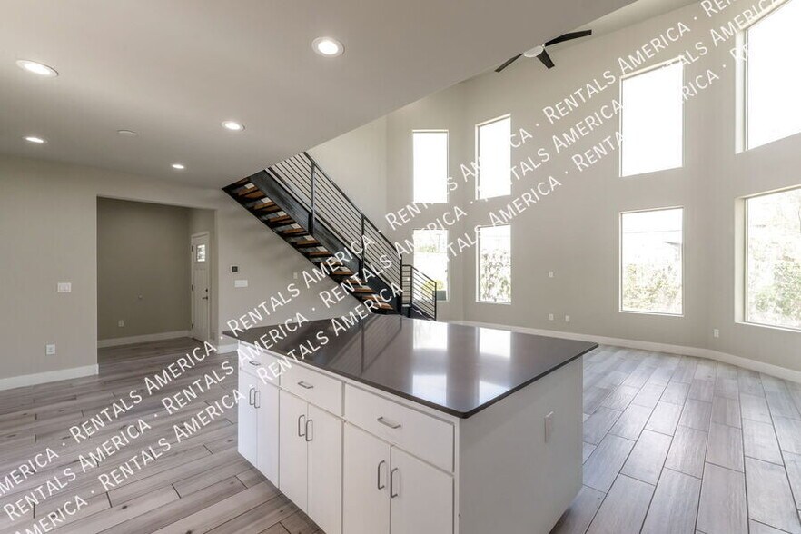 Building Photo - 922 S Fremont Ave