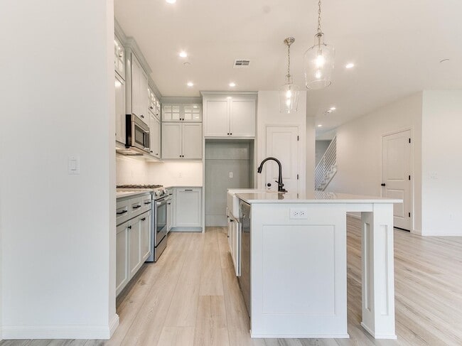 Building Photo - Luxury, Zero Maintenance Living Edmond Tow...