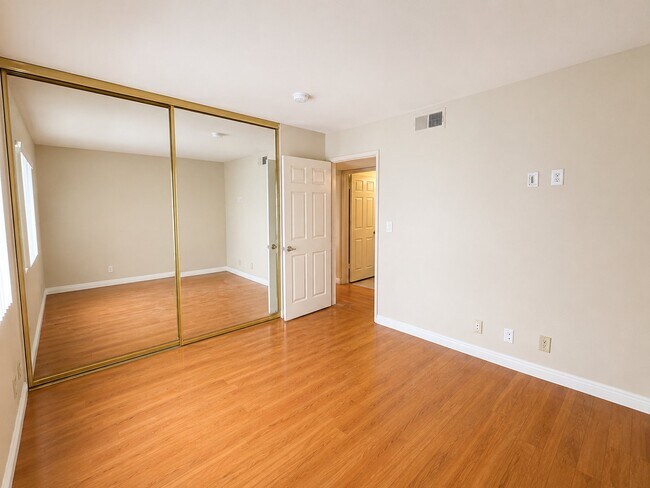 Building Photo - 625 E Palm Ave