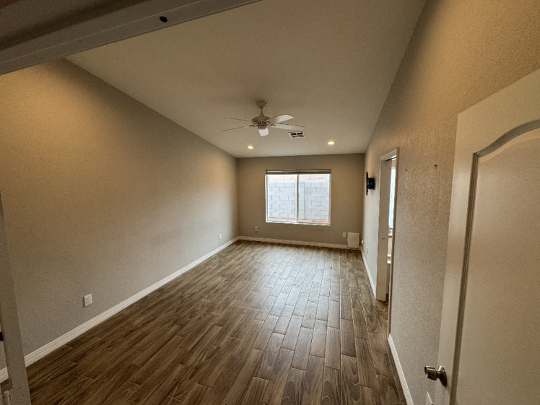 Building Photo - 1558 W 5th St