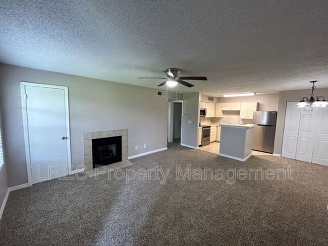 Building Photo - 380 Lakepointe Dr