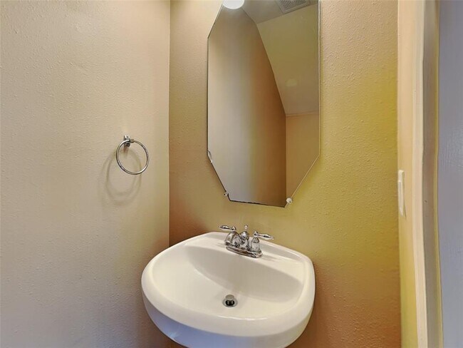Building Photo - 6611 Dillon Dr