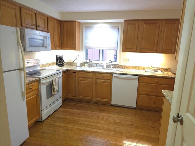 Building Photo - 26 Treetop Dr