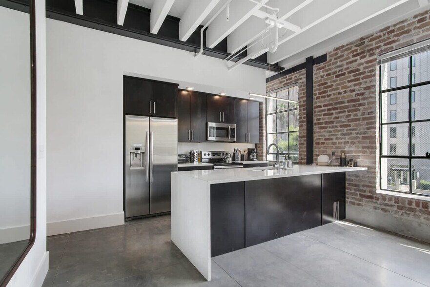 Building Photo - 822 Howard Ave