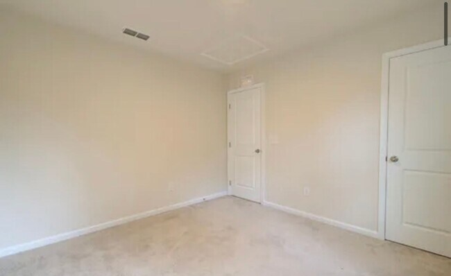 Building Photo - Spacious 4/2.5 Move In Ready Now