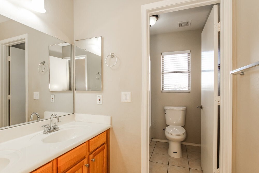 Building Photo - 9522 W Minnezona Ave