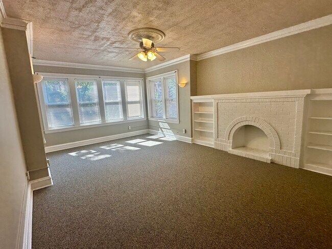 Building Photo - 6327 N Oakley Ave