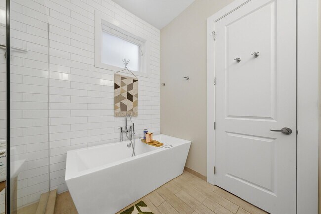 Building Photo - 2528 N Linden Pl