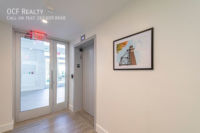 Building Photo - The Royal JR 1 Bed Apartment