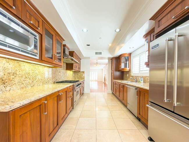 Building Photo - Spacious 3BR Condo with Luxury Finishes in Brentwood!