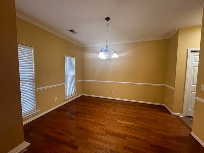 Building Photo - 565 Batty Way