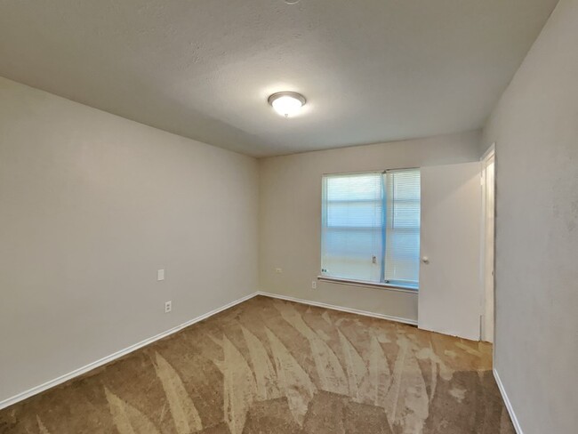 Building Photo - No Application Fees* $1000.00 off 1st mont...