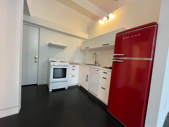 Building Photo - $500 OFF FIRST MONTH"S RENT!! SPACIOUS STUDIO IN OAKLAND!