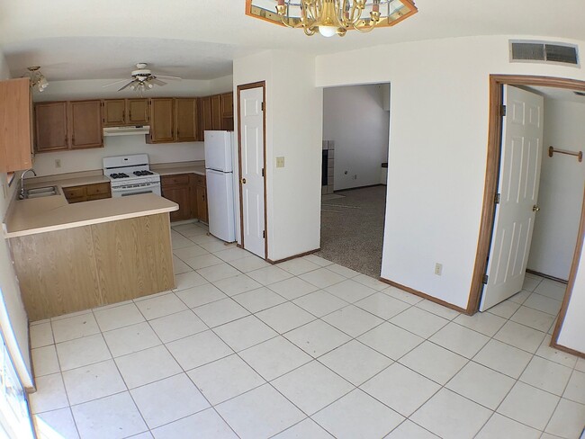 Building Photo - Northeast El Paso 3bed/2.5bath with Loft!