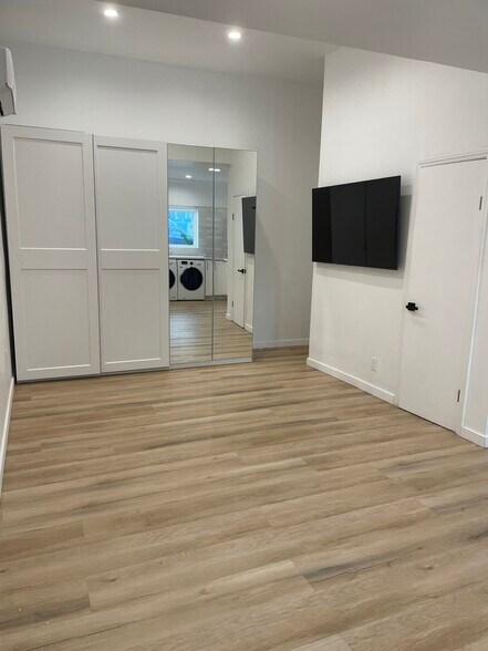 Building Photo - 3623 1/4 Fletcher Dr