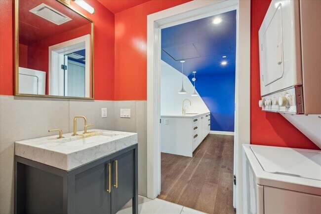 Building Photo - 70 Rainey St