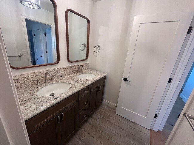 Building Photo - Bright and Spacious 3-Bedroom Home in the Heart of South Davis