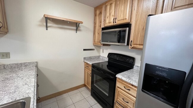 Building Photo - Spacious 2 Bedroom Condo in Eastridge! Carport Parking, Mountain View Balcony!