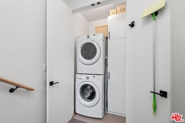 Building Photo - 1251 N Formosa Ave