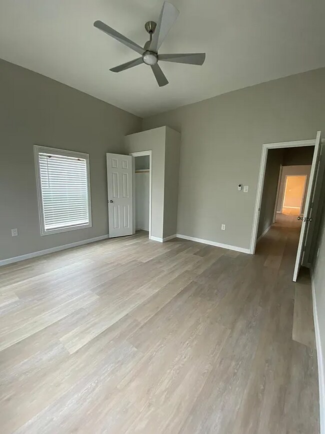 Building Photo - 1850 Grand St