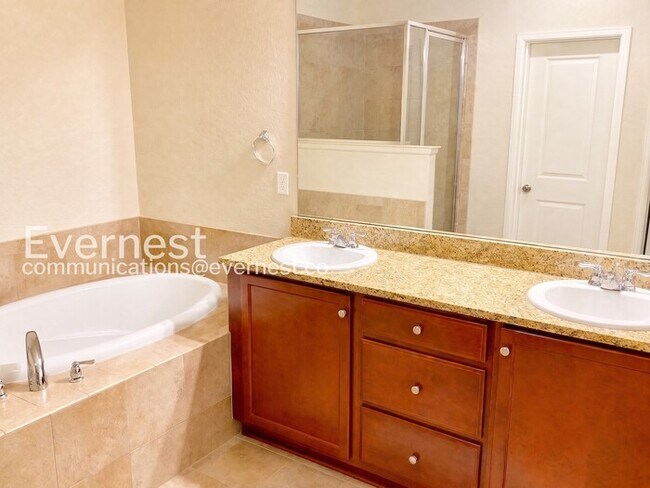 Building Photo - 2 Bed/2.5 Bath Town Home with Garage / Available Soon!